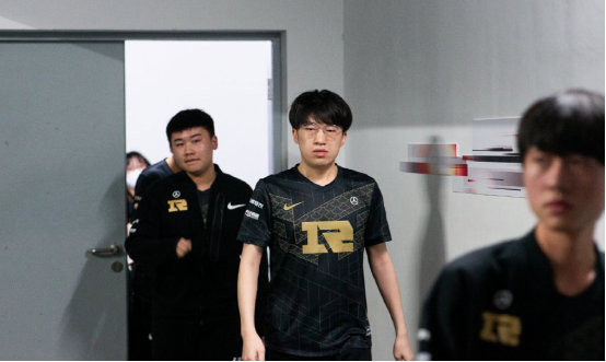 根据国际足 根据国际足