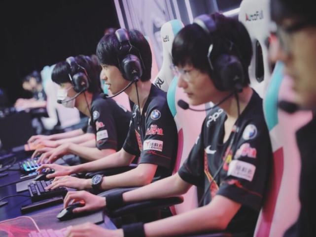 车迷的目光 车迷的目光