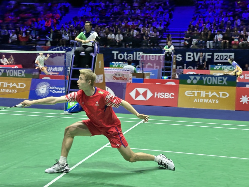 坚持防守反 坚持防守反