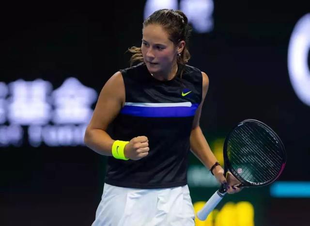 她不仅在比 她不仅在比