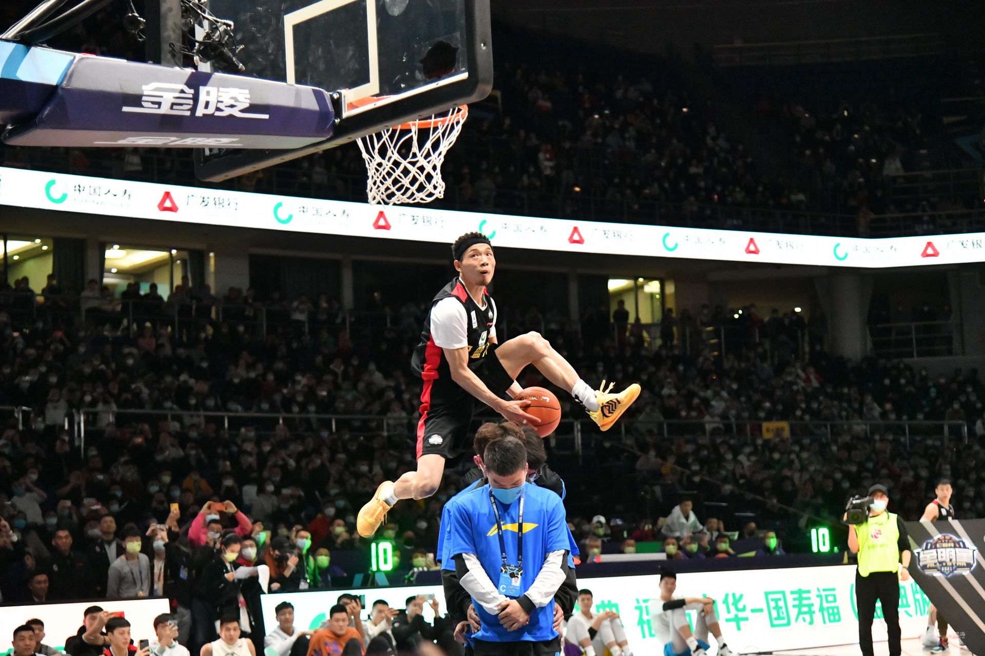 制造紧张 制造紧张